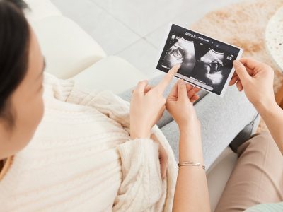 Lovepik_com-501807087-mother-and-daughter-watch-close-up-of-b-ultrasound-images-at-home-pxhiwz2sl3kk5sii9p2hm34i0ixh9ebru1y56ujpvc